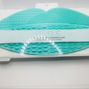 MAKEUP BRUSH CLEANING MAT IN TURQUOISE!!